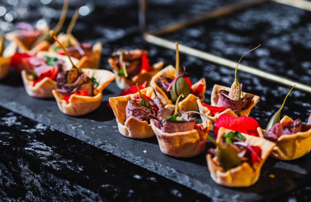 Tartaletės su kumpiu ir paprika Tartaletės su kumpiu ir paprika